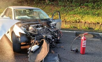 FOTO: Pri hrozivej nehode áut s kamiónom za Prievidzou sa zranila jedna osoba, museli ju z vozidla vyslobodiť