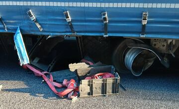 FOTO: Pri hrozivej nehode áut s kamiónom za Prievidzou sa zranila jedna osoba, museli ju z vozidla vyslobodiť