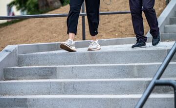 FOTO: Klčové v Novom Meste nad Váhom dostalo nové schody, obyvatelia sa tešia, ale poukazujú na nedostatky