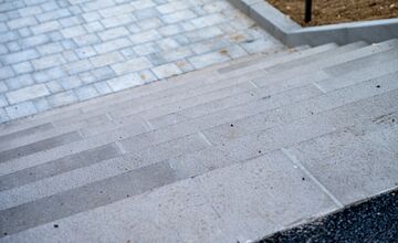 FOTO: Klčové v Novom Meste nad Váhom dostalo nové schody, obyvatelia sa tešia, ale poukazujú na nedostatky