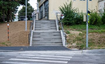 FOTO: Klčové v Novom Meste nad Váhom dostalo nové schody, obyvatelia sa tešia, ale poukazujú na nedostatky