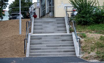 FOTO: Klčové v Novom Meste nad Váhom dostalo nové schody, obyvatelia sa tešia, ale poukazujú na nedostatky
