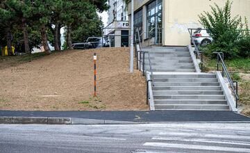 FOTO: Klčové v Novom Meste nad Váhom dostalo nové schody, obyvatelia sa tešia, ale poukazujú na nedostatky