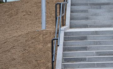 FOTO: Klčové v Novom Meste nad Váhom dostalo nové schody, obyvatelia sa tešia, ale poukazujú na nedostatky