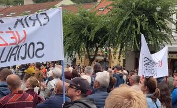 FOTO: V Trenčíne sa počas protestu naplnilo celé Mierové námestie 