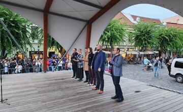 FOTO: V Trenčíne sa počas protestu naplnilo celé Mierové námestie 