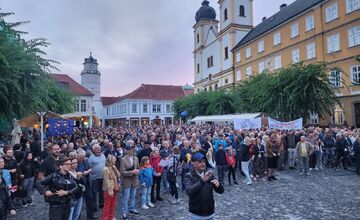 FOTO: V Trenčíne sa počas protestu naplnilo celé Mierové námestie 