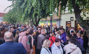FOTO: V Trenčíne sa počas protestu naplnilo celé Mierové námestie 