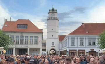 FOTO: V Trenčíne sa počas protestu naplnilo celé Mierové námestie 
