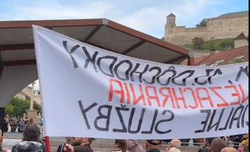FOTO: V Trenčíne sa počas protestu naplnilo celé Mierové námestie 