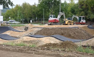 FOTO: Zlatovce v Trenčíne získajú modernú dráhu pre cyklistov a deti, mesto stavia pumptrack
