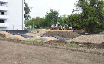 FOTO: Zlatovce v Trenčíne získajú modernú dráhu pre cyklistov a deti, mesto stavia pumptrack