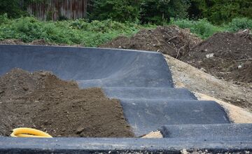 FOTO: Zlatovce v Trenčíne získajú modernú dráhu pre cyklistov a deti, mesto stavia pumptrack