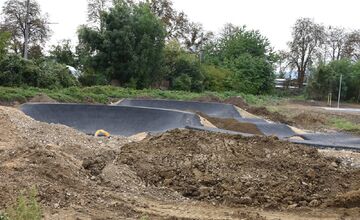 FOTO: Zlatovce v Trenčíne získajú modernú dráhu pre cyklistov a deti, mesto stavia pumptrack