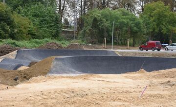 FOTO: Zlatovce v Trenčíne získajú modernú dráhu pre cyklistov a deti, mesto stavia pumptrack