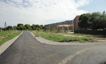 FOTO: V Partizánskom pokračuje výstavba cyklotrasy, obyvatelia sa v názoroch rozchádzajú