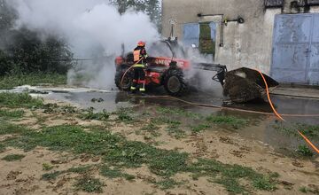 FOTO: Stohy slamy a horiaci stroj. Pobedimskí hasiči opäť predviedli rýchlu reakciu