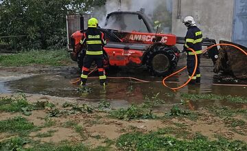 FOTO: Stohy slamy a horiaci stroj. Pobedimskí hasiči opäť predviedli rýchlu reakciu