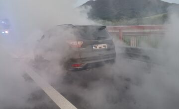 FOTO: Na diaľnici pri Považskej Bystrici horelo auto, vodič a spolujazdec sú v poriadku