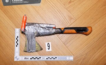 FOTO: Policajti chytili zlodeja zo zlatníctva v Ilave po rýchlej akci