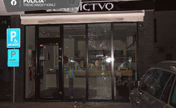 FOTO: Policajti chytili zlodeja zo zlatníctva v Ilave po rýchlej akci