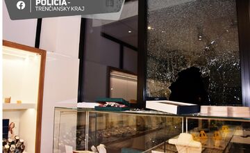 FOTO: Policajti chytili zlodeja zo zlatníctva v Ilave po rýchlej akci