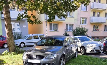 FOTO: Obyvatelia Nového Mesta nad Váhom sa vyjadrovali ku zaparkovanému autu na verejnej zeleni 