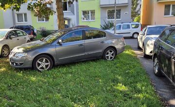 FOTO: Obyvatelia Nového Mesta nad Váhom sa vyjadrovali ku zaparkovanému autu na verejnej zeleni 