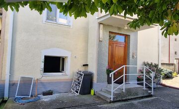 FOTO: Z farského úradu v Hornej Strede zmizli peniaze a šperky, polícia pátra po páchateľovi