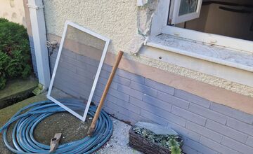 FOTO: Z farského úradu v Hornej Strede zmizli peniaze a šperky, polícia pátra po páchateľovi