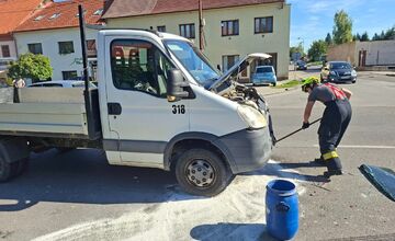 FOTO: Zrážka auta s dodávkou zastavila premávku na I/64 v Nitrianskom Pravne, hasiči odčerpávali kvapaliny