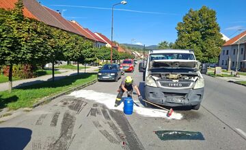 FOTO: Zrážka auta s dodávkou zastavila premávku na I/64 v Nitrianskom Pravne, hasiči odčerpávali kvapaliny