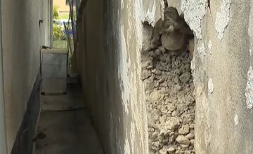 FOTO: Majiteľovi poškodeného oporného muru vznikajú kvôli vozovke mesta praskliny