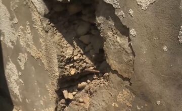 FOTO: Majiteľovi poškodeného oporného muru vznikajú kvôli vozovke mesta praskliny