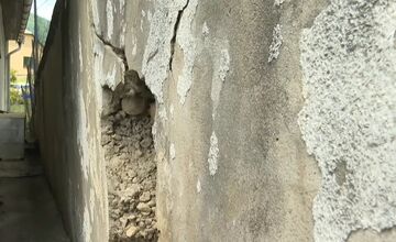 FOTO: Majiteľovi poškodeného oporného muru vznikajú kvôli vozovke mesta praskliny