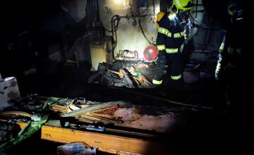 FOTO: Päť ľudí uniklo pred požiarom v Pružine, žena skončila v rukách záchranárov