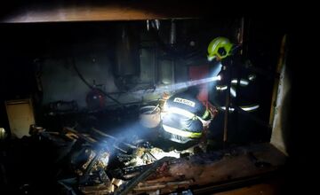 FOTO: Päť ľudí uniklo pred požiarom v Pružine, žena skončila v rukách záchranárov