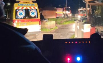 FOTO: Päť ľudí uniklo pred požiarom v Pružine, žena skončila v rukách záchranárov