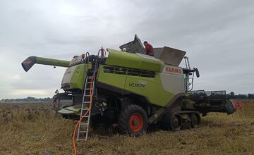 FOTO: Zásah dobrovoľných hasičov pri požiari kombajnu na poli pri Pobedime