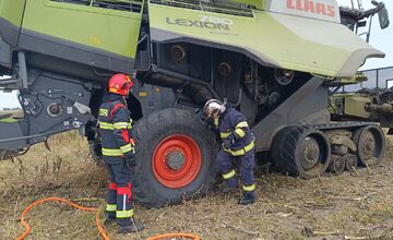 FOTO: Zásah dobrovoľných hasičov pri požiari kombajnu na poli pri Pobedime