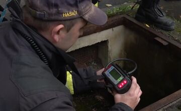 FOTO: Gymnázium v Novom Meste má pri vchode historickú studňu bez vody