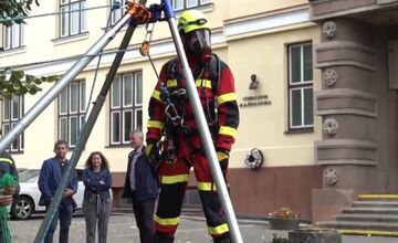 FOTO: Gymnázium v Novom Meste má pri vchode historickú studňu bez vody