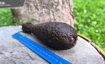 FOTO: V lesoch pri Melčiciach-Lieskovom našli hubári počas hubačky delostrelecký granát