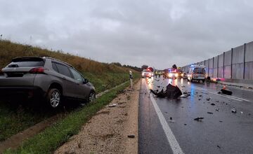 FOTO: Zrážka dvoch áut pri Trenčianskej Turnej si vyžiadala zranenia štyroch osôb, cesta bola neprejazdná