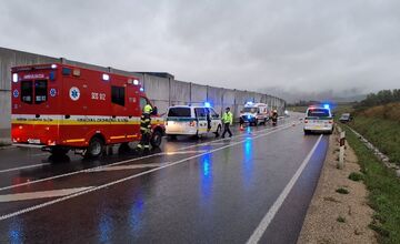 FOTO: Zrážka dvoch áut pri Trenčianskej Turnej si vyžiadala zranenia štyroch osôb, cesta bola neprejazdná