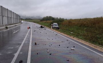 FOTO: Zrážka dvoch áut pri Trenčianskej Turnej si vyžiadala zranenia štyroch osôb, cesta bola neprejazdná