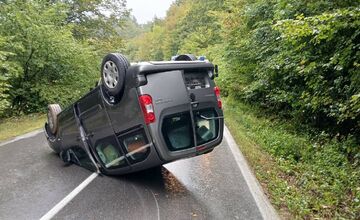 FOTO: Pri Ilave sa auto prevrátilo na strechu, posádka vyviazla bez zranení