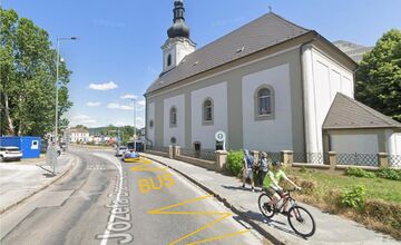 FOTO: Z Braneckého ulice v Trenčíne zmizne stará zastávka, nahradí ju nová s „ekostrešou“