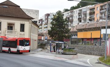 FOTO: Z Braneckého ulice v Trenčíne zmizne stará zastávka, nahradí ju nová s „ekostrešou“