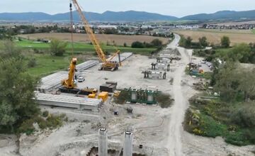 FOTO: Mosty na panelku pri Trenčíne naberajú reálne črty 
